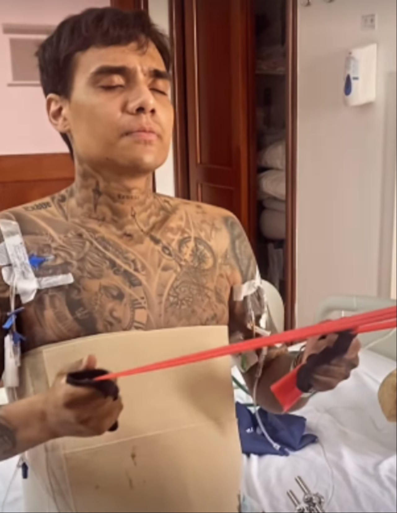 Entre sus terapias se encuentra el fortalecimiento de los músculos de sus brazos.