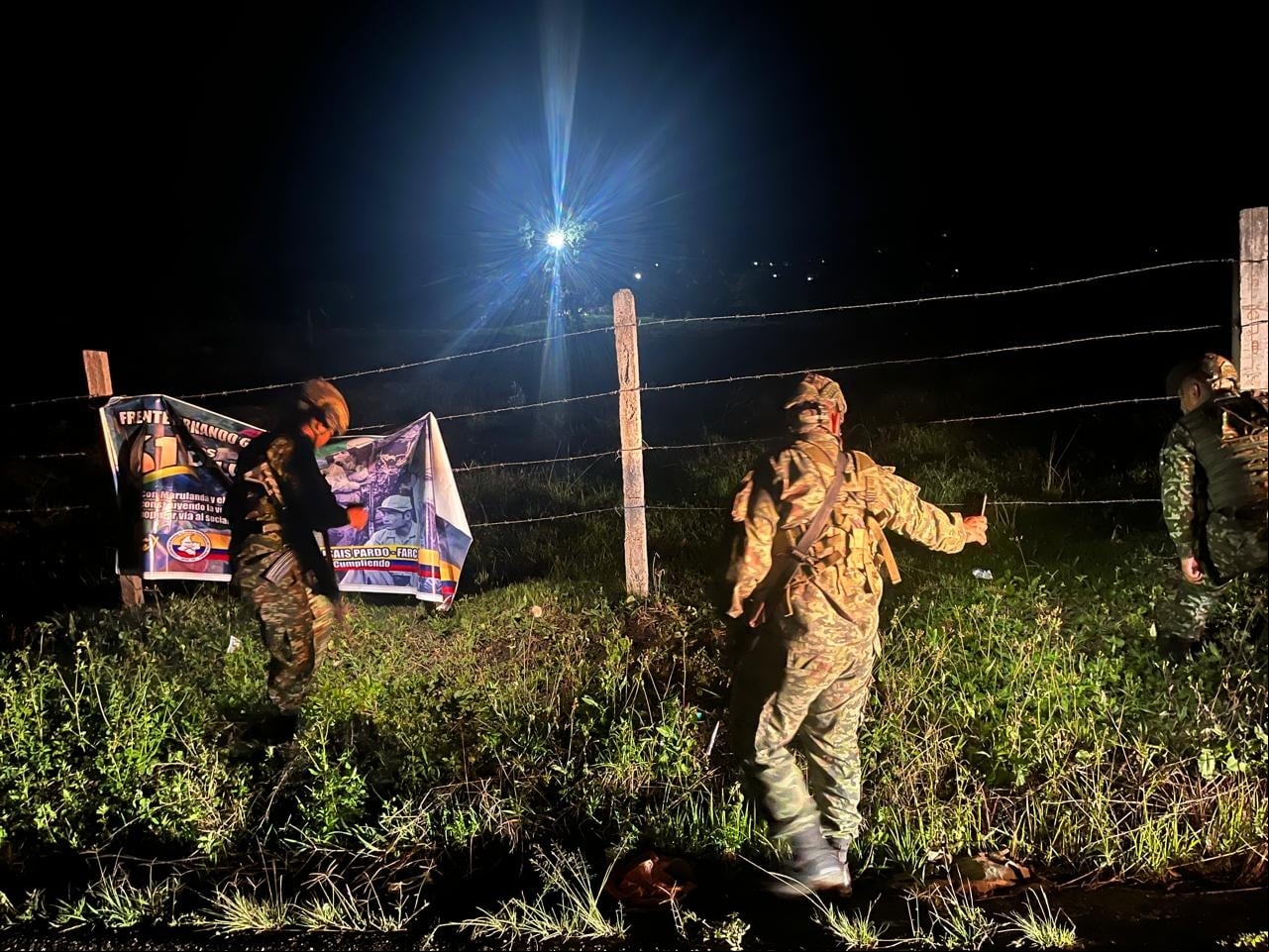 Solados desinstalan pancartas de las disidencias de las Farc