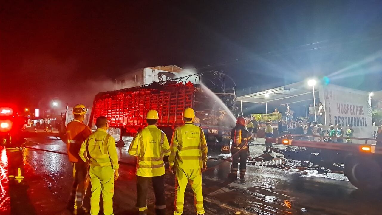 Incendio de camión que transportaba chatarra en el sector de Pipiral de la vía Bogotá - Villavicencio.