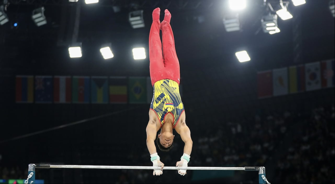 Ángel Barajas hace su rutina de la barra fija de la gimnasia artística de los Juegos Olímpicos 2024.