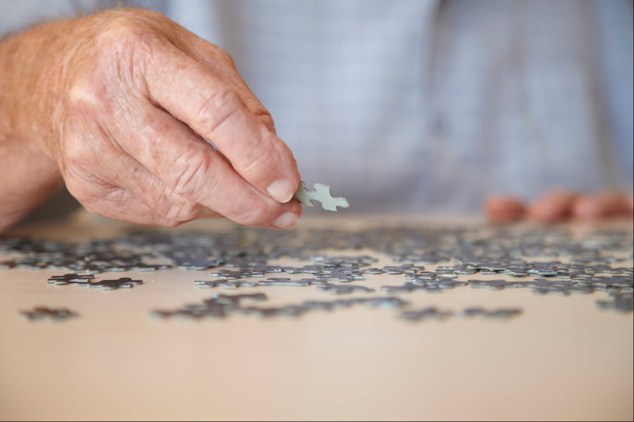 La pérdida de memoria no es simplemente un signo de envejecimiento normal; es crucial distinguir entre olvidos ocasionales y patrones consistentes de deterioro cognitivo.