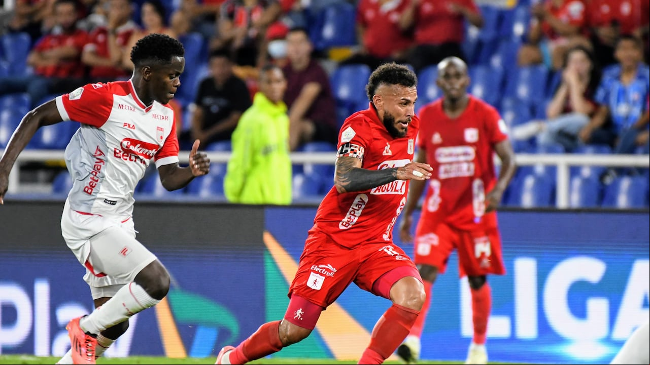 Duván Vergara lucha el esférico en el encuentro entre América vs Santa Fe.