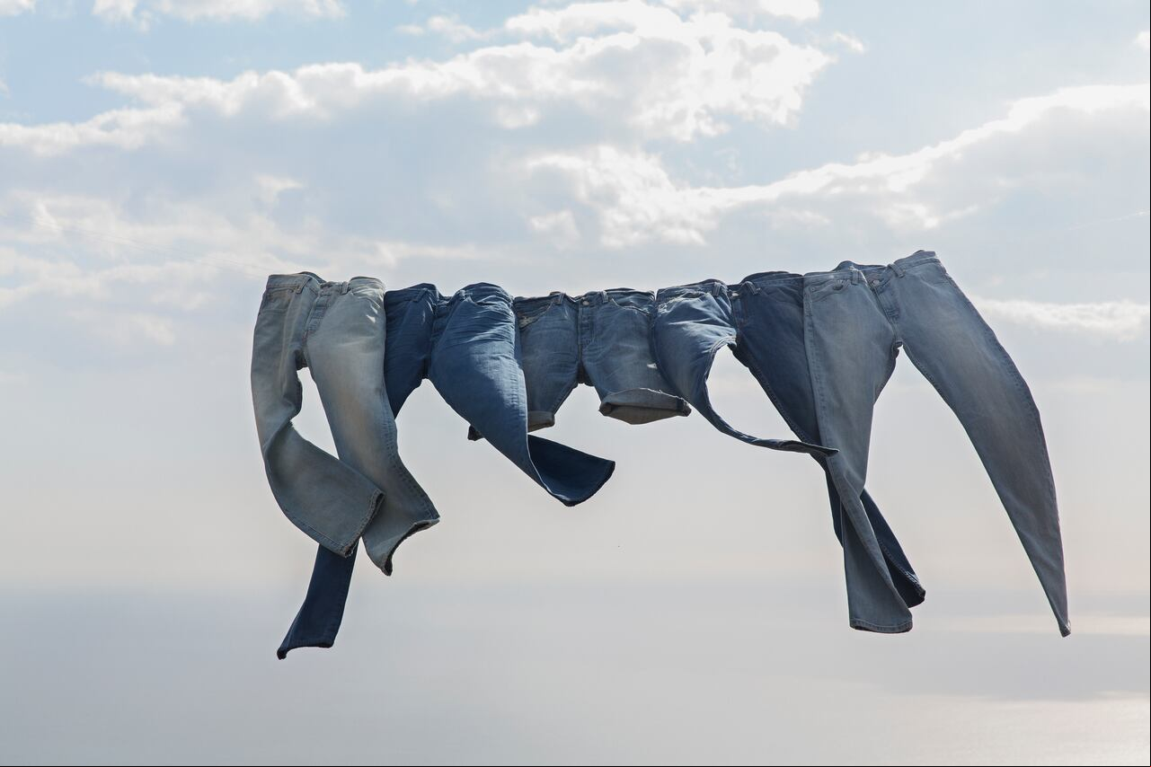 Ropa denim secándose.