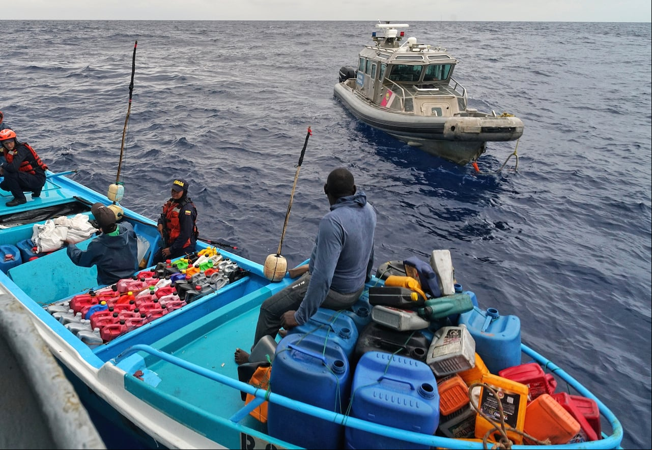 Dos toneladas de pesca ilegal y 17 peces en vía de extinción fueron incautadas por la Armada en aguas del Pacífico. Tres ciudadanos ecuatorianos fueron capturados y llevados al puerto de Buenaventura. Foto Jorge Orozco/ El Pais