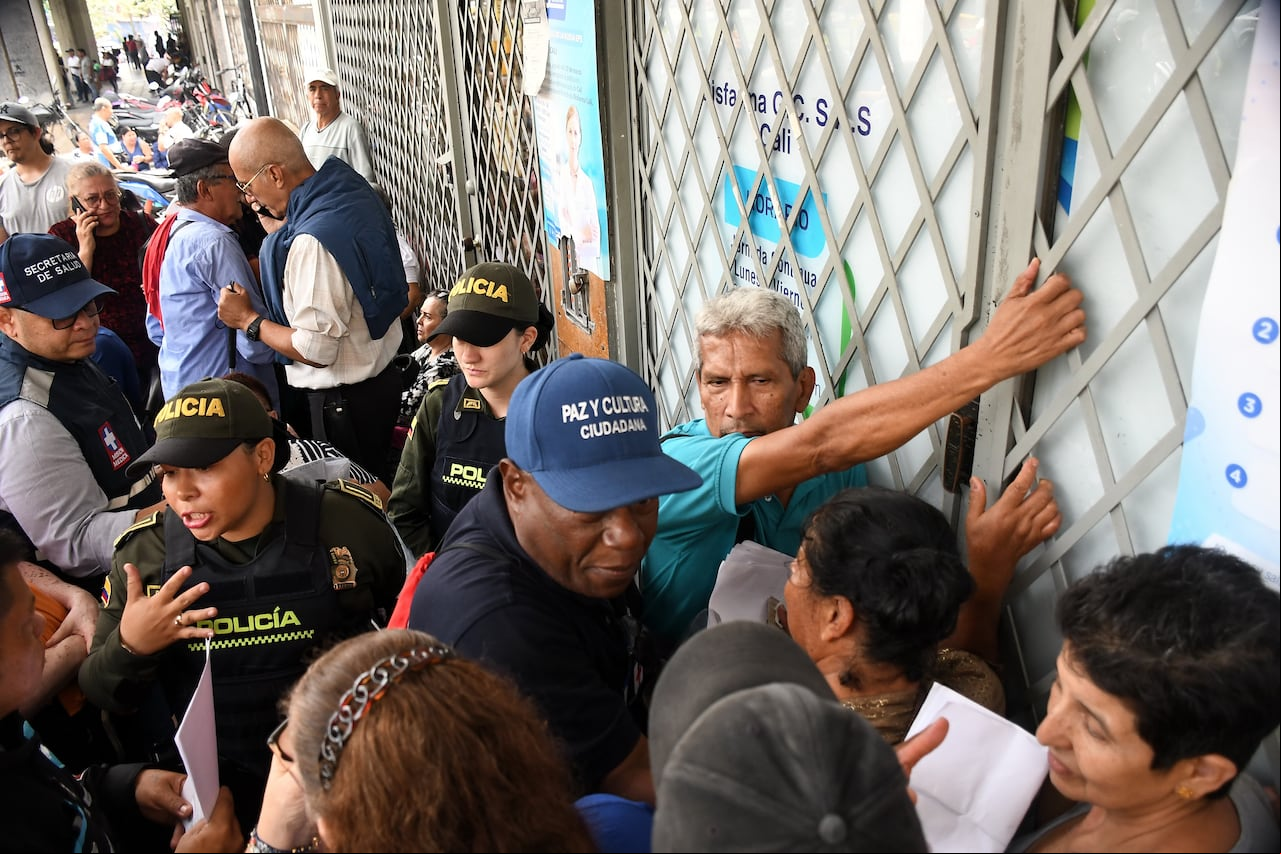 Cali:Con bloqueos viales, Continúa el drama y la pesadilla por quinto día consecutivo de miles de pacientes y s de la nueva EPS para reclamar sus medicamentos en Disfarma en la av. 3n entre calles 19 y 20 Foto José L Guzmán