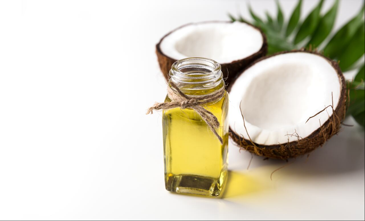 El aceite de coco se ha convertido en una muy buena opción para el cabello.