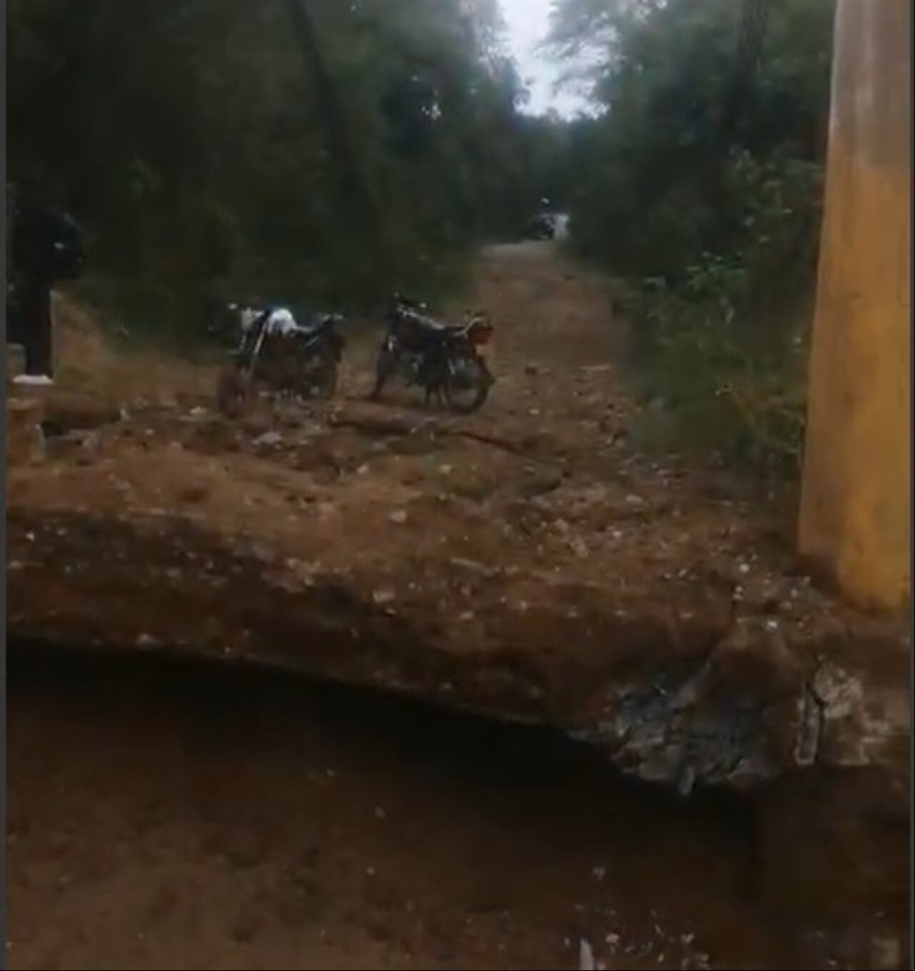 Los integrantes del frente Carlos Patiño de las Farc destruyeron este puente sobre el río Patía para impedir la llegada de tanquetas blindadas al corregimiento de La Fonda.