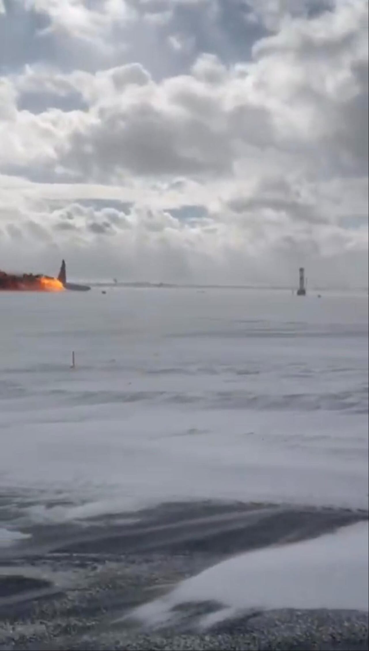 La aeronave perdió sus alas debido a las vueltas que dio durante su choque.