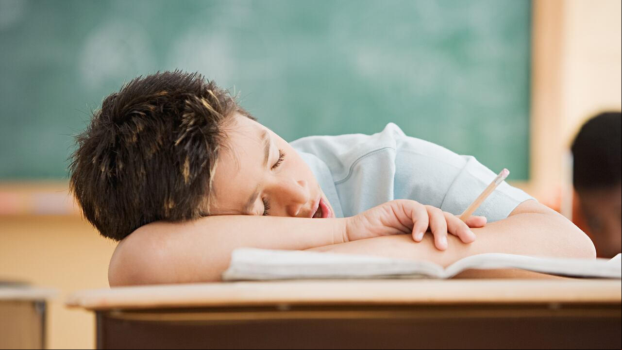 Niño durmiendo en el colegio