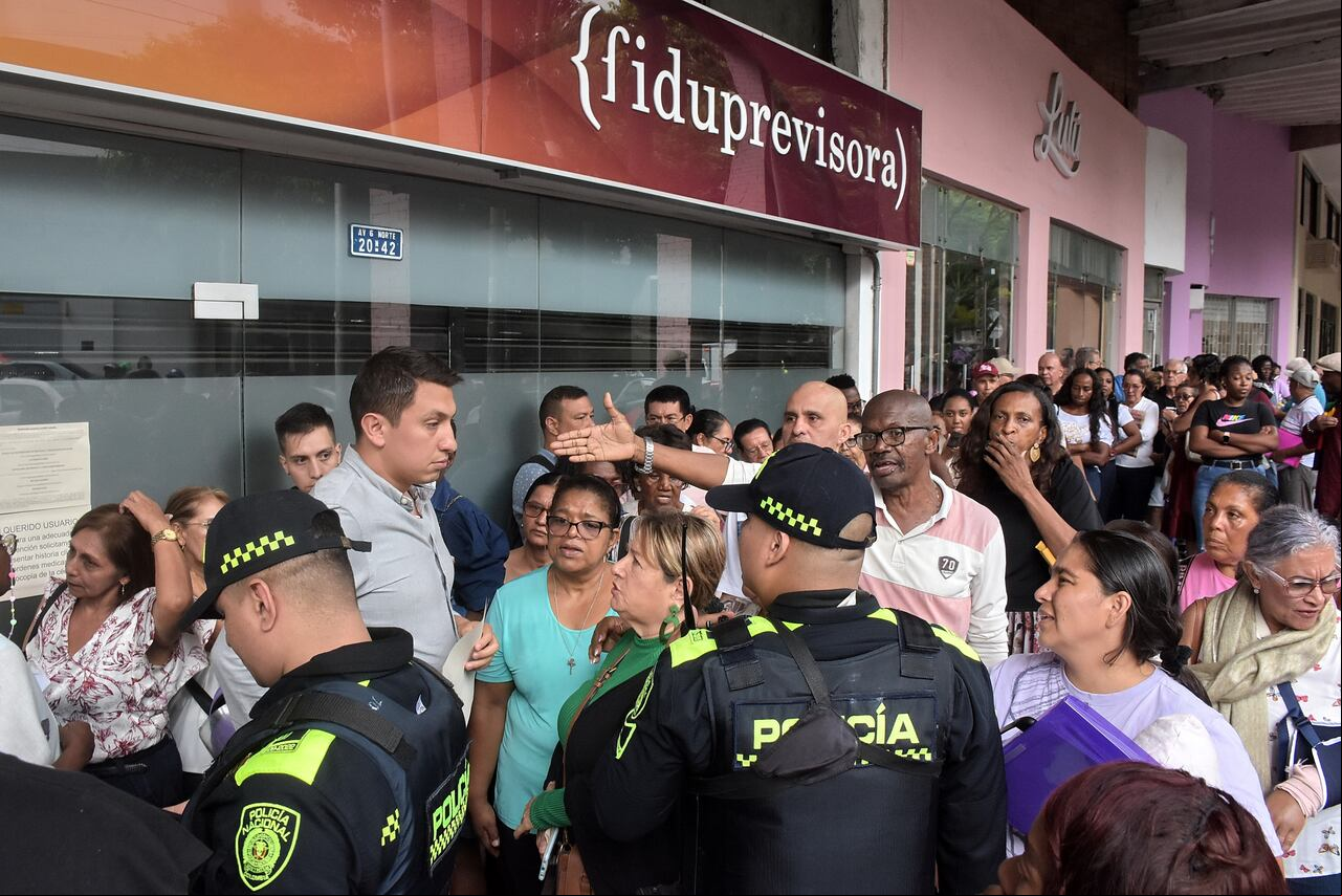 Cientos de Maestros se encuentran a las afueras de la Fiduprevisora en busca de una solución para la entrega de sus medicamentos y órdenes para exámenes con especialistas.