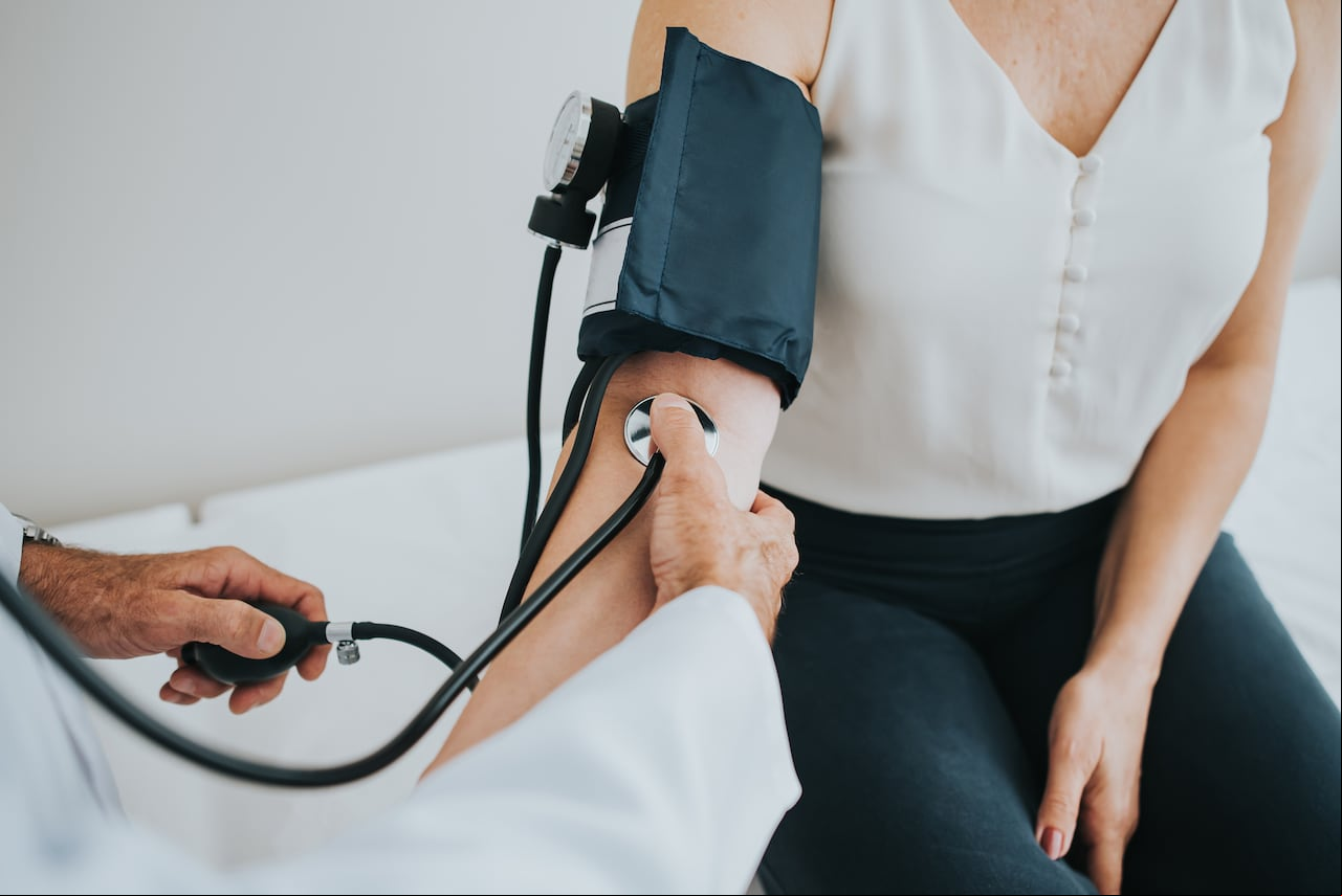 Descubra los ejercicios que no solo fortalecen, sino que también ayudan a mantener la presión arterial bajo control.