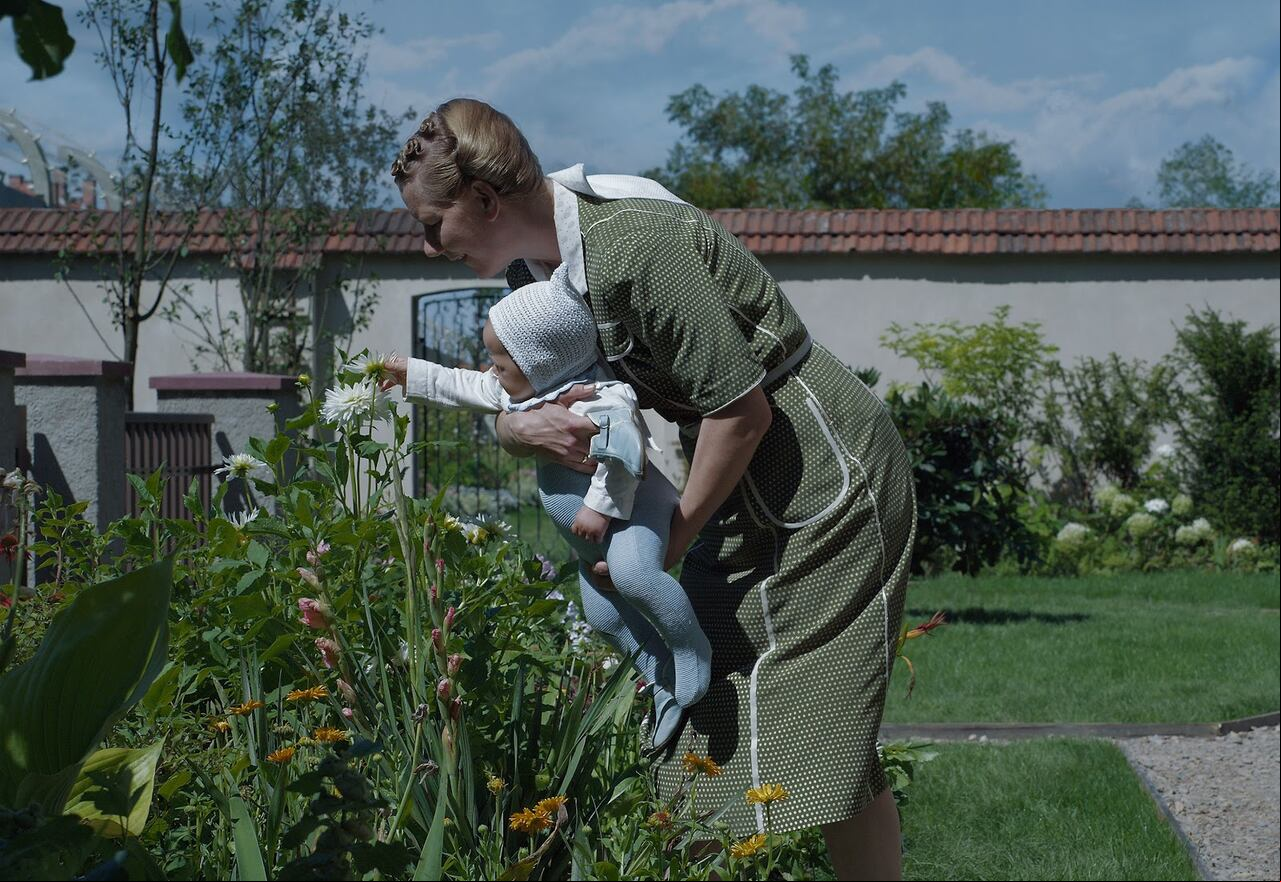 Es una película dramática estadounidense-británica-polaca, escrita y dirigida por Jonathan Glazer, basada en la exitosa y controvertida novela homónima de Martin Amis.