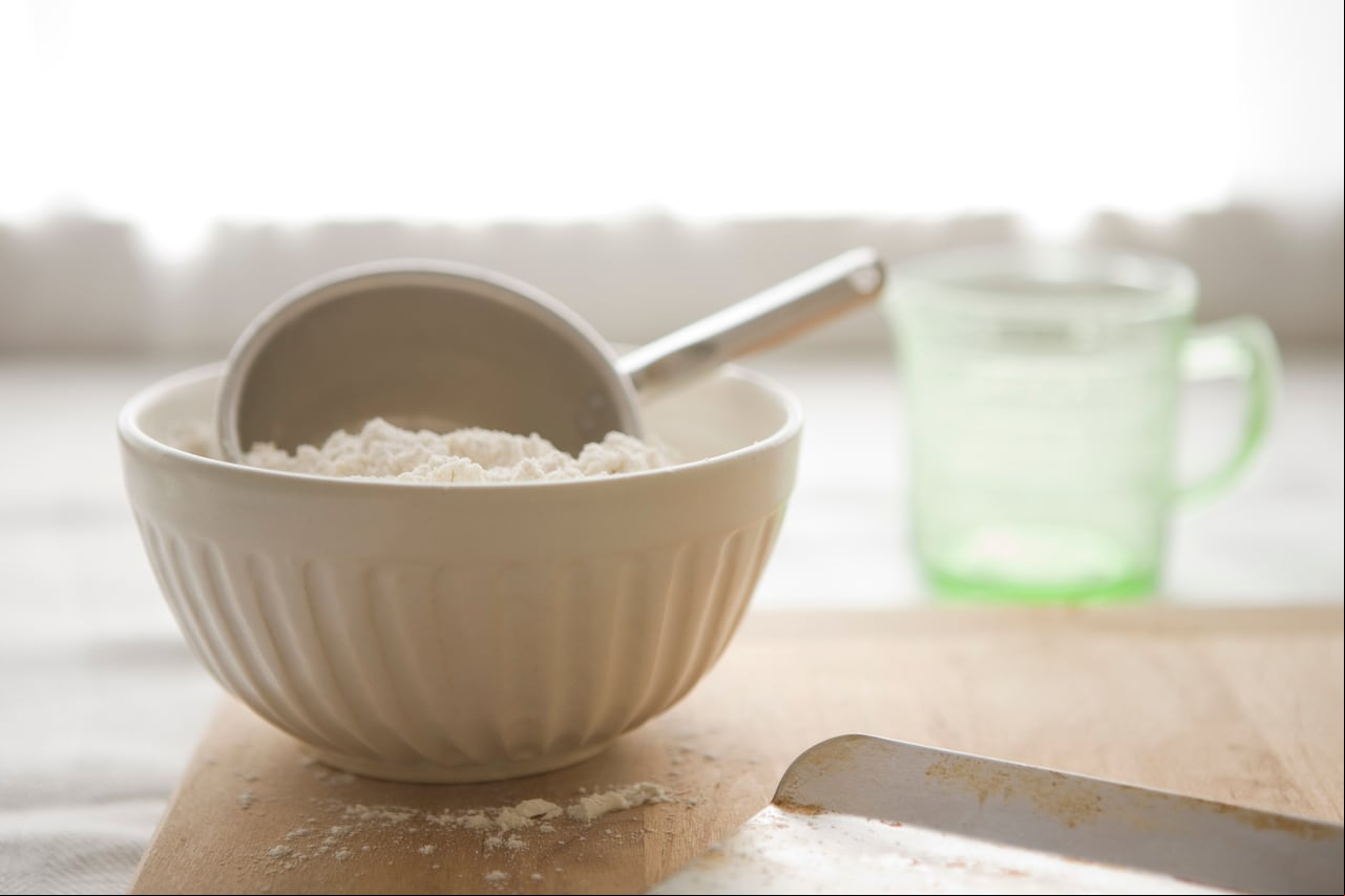 La maicena, conocida por su uso en la cocina, está ganando popularidad en el cuidado capilar por su capacidad para alisar el cabello de manera efectiva en apenas 10 minutos.