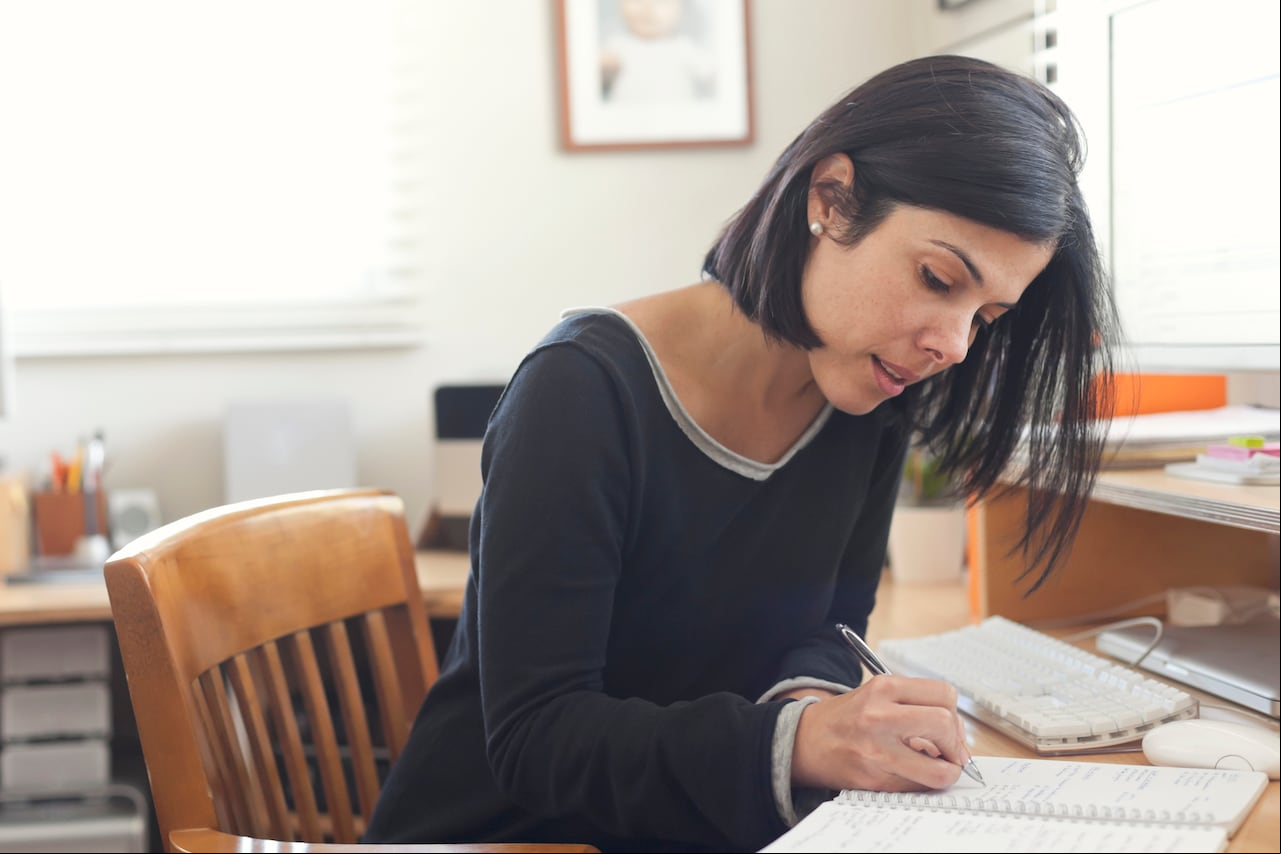 En el mar de normas y excepciones que conforman la ortografía española, existe una palabra que, pese a su pronunciación similar, requiere una distinción precisa en su escritura para evitar confusiones.
