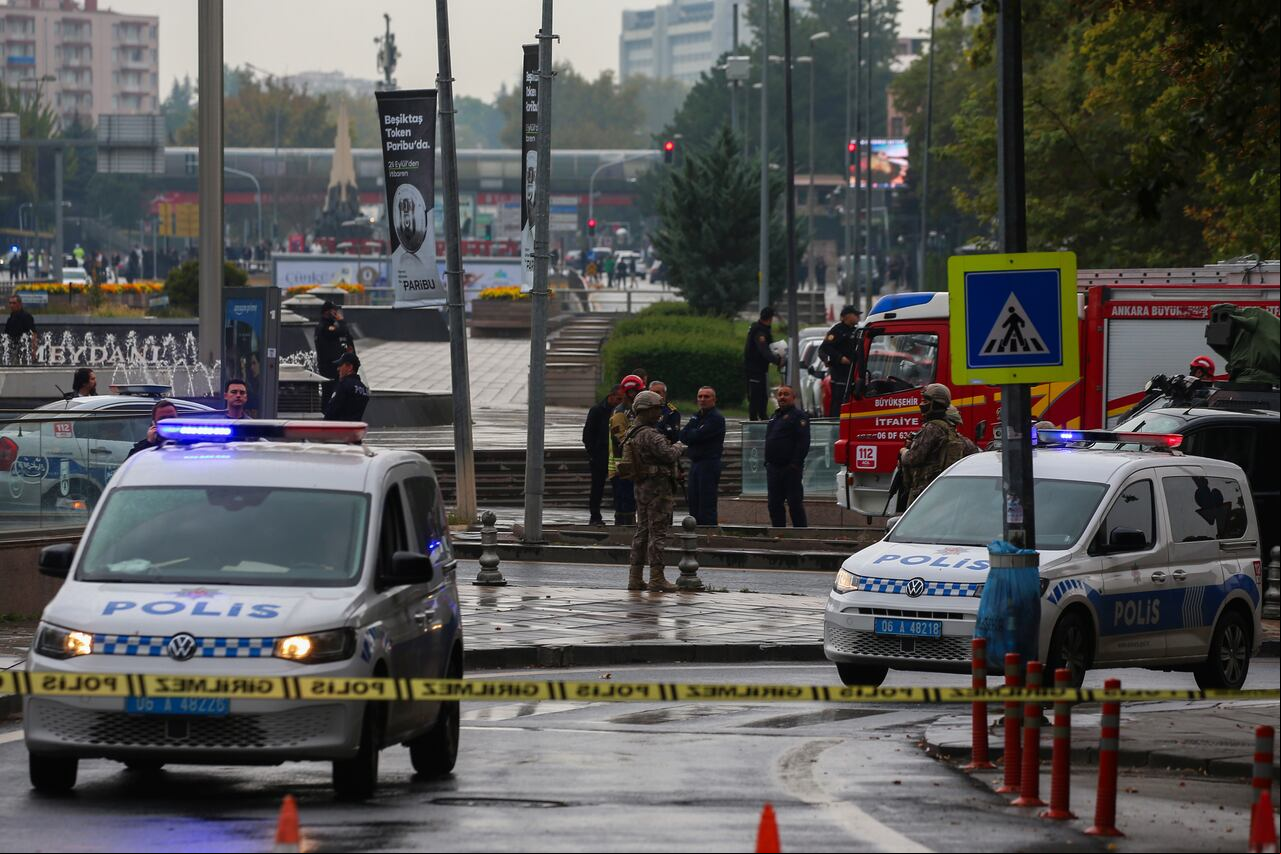 Un atacante suicida detonó un artefacto explosivo en el corazón de la capital turca, Ankara, el domingo, horas antes de que el parlamento reabriera después de una receso de verano.