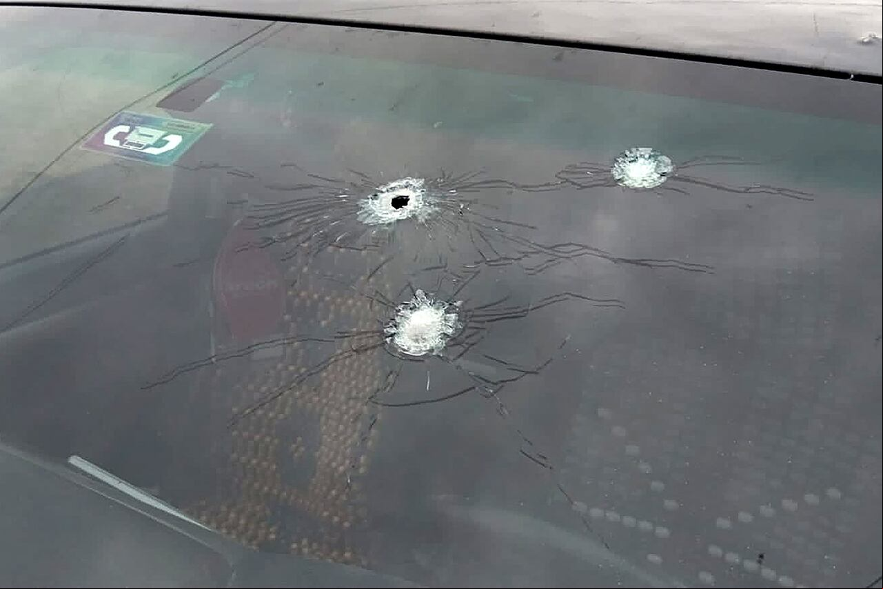 Esta imagen publicada por Radio Kawsachun Coca (RKC) muestra lo que dijo son impactos de bala en una camioneta en la que viajaba el expresidente boliviano Evo Morales en Cochabamba.