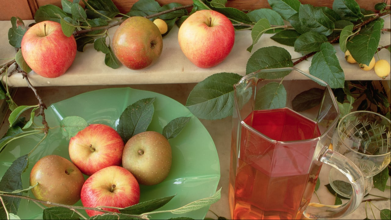El jugo de manzana cuenta con múltiples beneficios para la salud a nivel interno y externo.