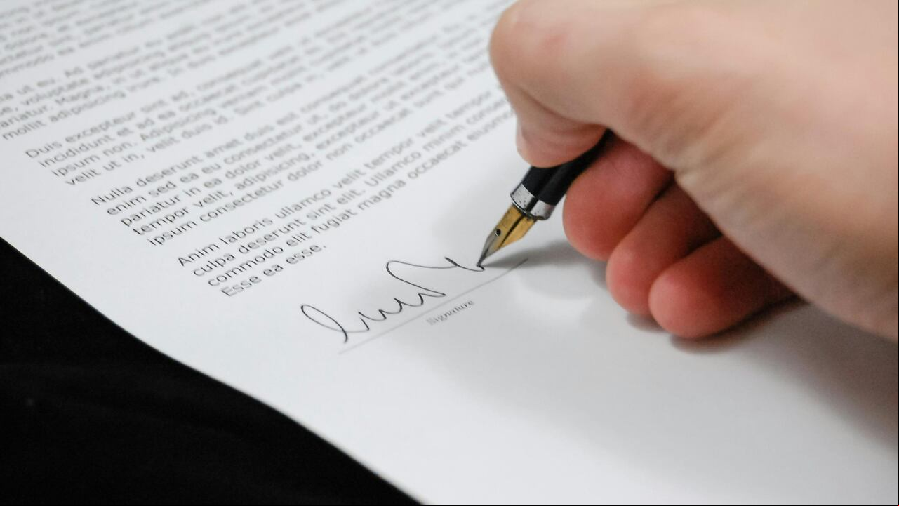 Los contratos a término fijo vienen con ventajas claras, como la posibilidad de renegociar condiciones o incluso de pasar a un contrato indefinido si ambas partes están satisfechas con la relación laboral.