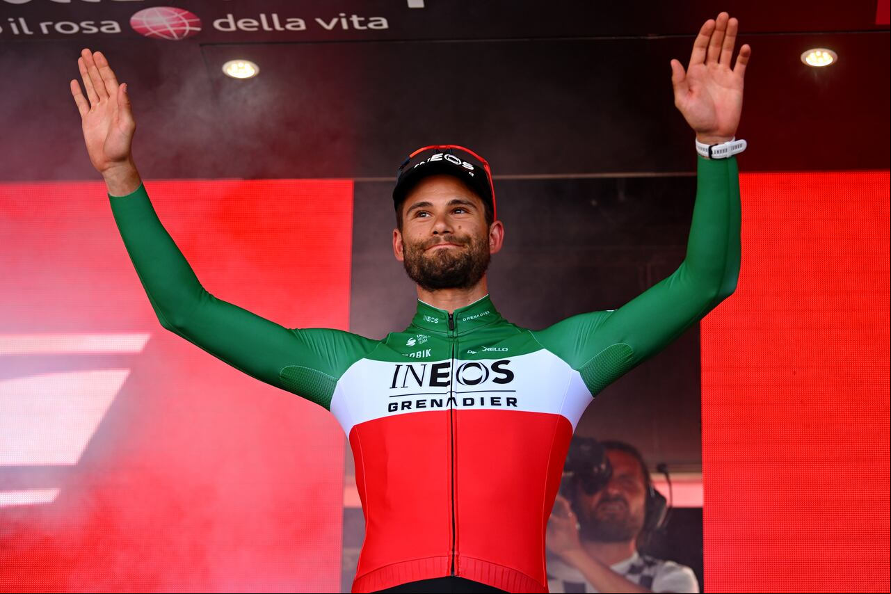 Filippo celebrando su triunfo en el podio. Etapa 14 del Giro de Italia 2024.