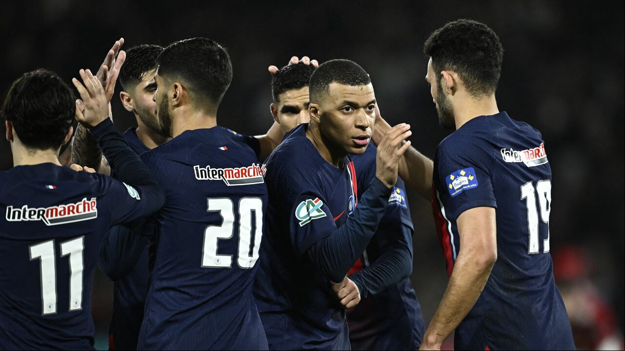 El delantero francés del Paris Saint-Germain #07 Kylian Mbappe (2ndR) y sus compañeros celebran el tercer gol de su equipo durante el partido de fútbol de octavos de final de la Copa de Francia entre Paris Saint-Germain (PSG) y Brest (Stade Brestois 29) en el estadio Parc des Princes de París, el 7 de febrero de 2024. (Foto de JULIEN DE ROSA / AFP)