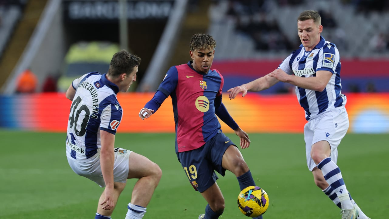 El delantero español de la Real Sociedad #40 Arkaitz Mariezkurrena Etxezarreta, el delantero español del Barcelona #19 Lamine Yamal y el defensa español de la Real Sociedad #17 Sergio Gómez compiten por el balón durante el partido de fútbol de la liga española entre el FC Barcelona y la Real Sociedad en el Estadi Olimpic Lluis Companys de Barcelona el 2 de marzo de 2025. (Foto de LLUIS GENE / AFP)