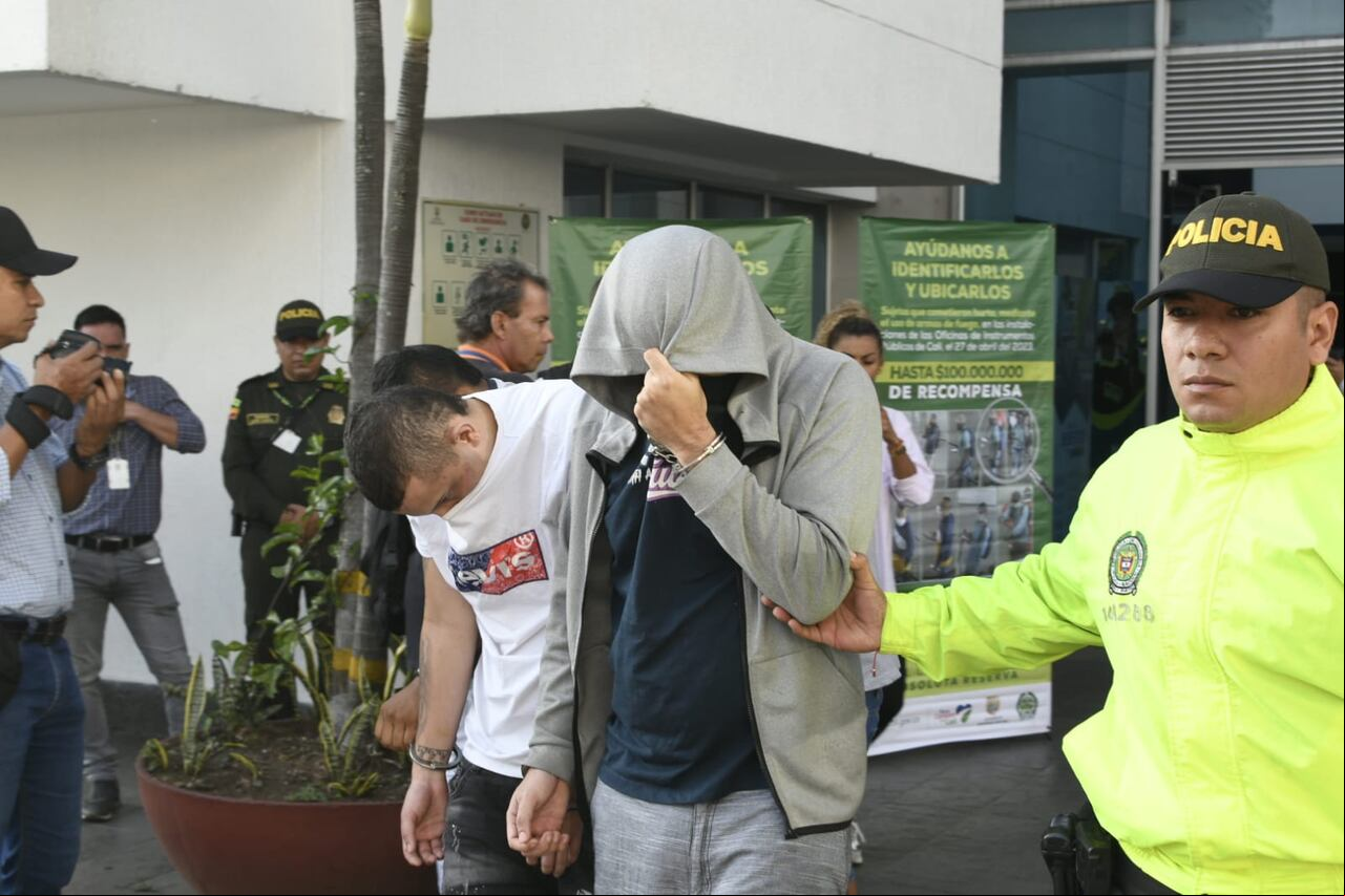 Así fue la captura de 6 'moto ladrones' quienes tenían azotada a la ciudad de Cali. Uno de ellos es investigado por homicidio. Foto: Cortesía Policía Metropolitana de Cali / El País