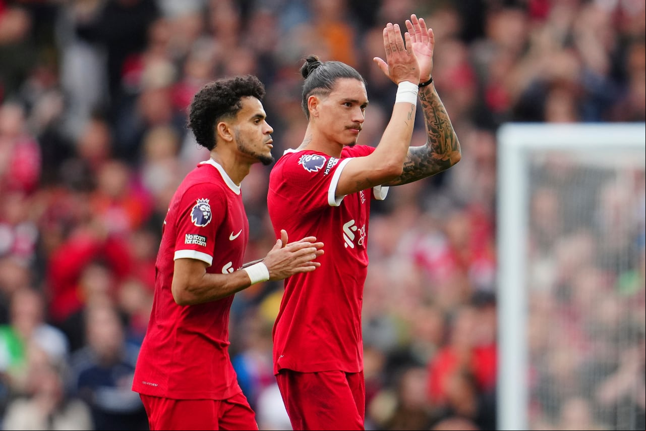 Luis Díaz junto a su compañero Darwin Núñez en el Liverpool de Inglaterra.