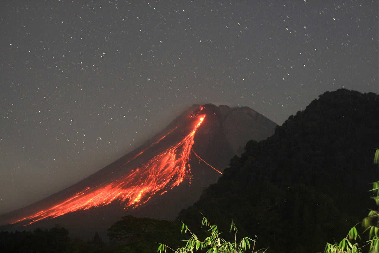 Esta fotografía de larga exposición tomada el 11 de octubre de 2023 muestra materiales volcánicos arrojados desde el monte Merapi vistos desde la aldea de Purwobinangun en el distrito de Sleman, Yogyakarta, Indonesia.