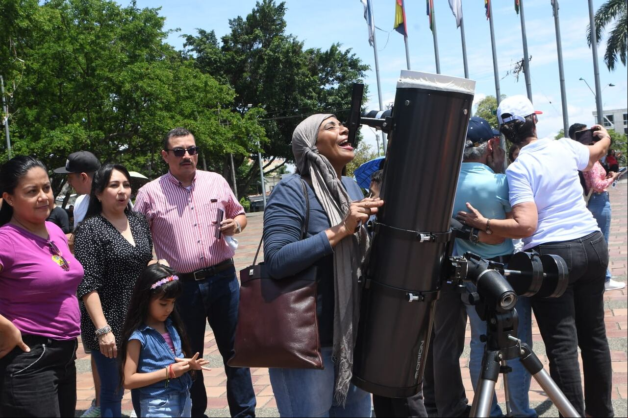 La emoción embargó hoy sábado 14 de octubre a los caleños que disfrutaron del hermoso eseéctáculo astronó,ico. Foto El País