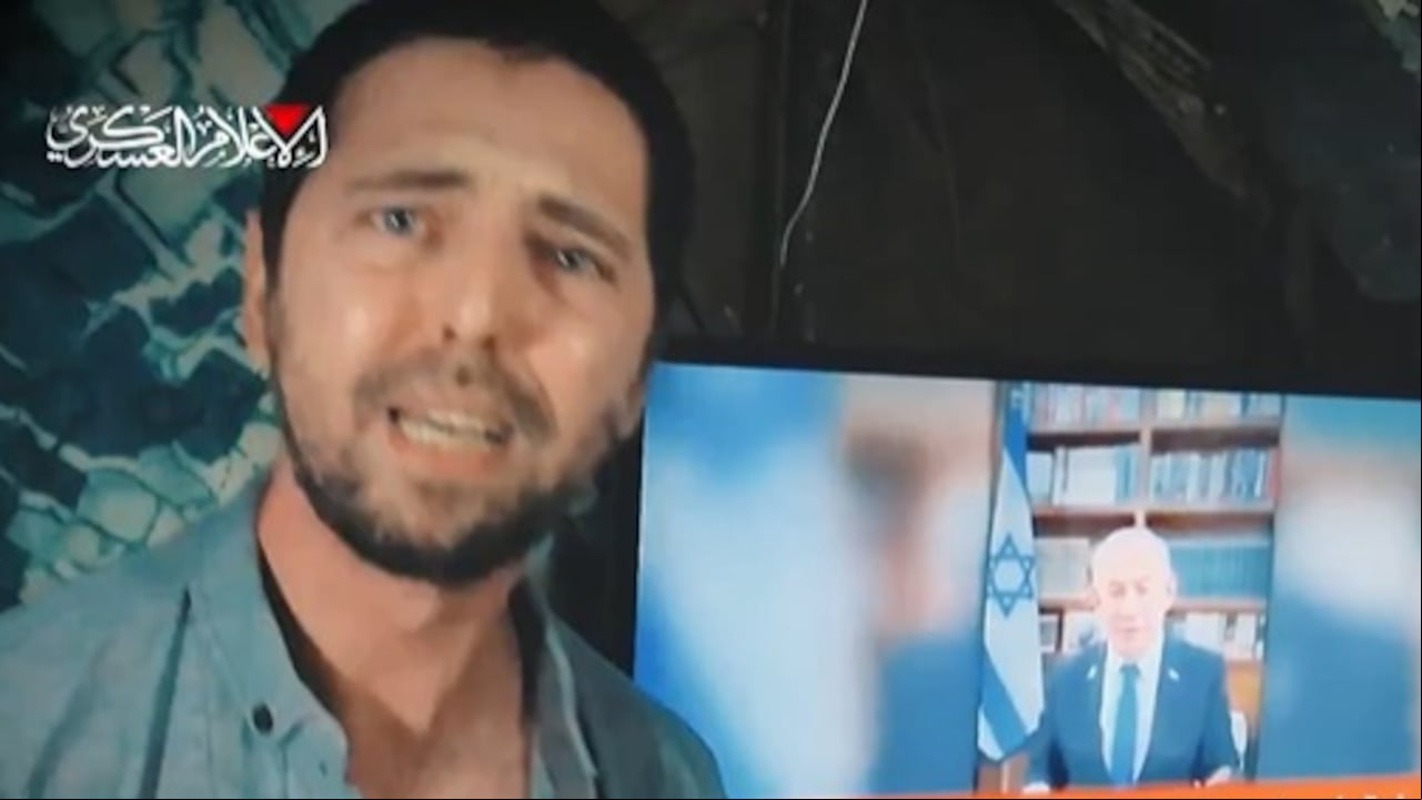 La familia de Elkana Bohbot manifestó su preocupación por lo que está viviendo en medio del secuestro y pidió que se haga algo para buscar su liberación ante las crueles señales de vida conocidas con este vídeo.