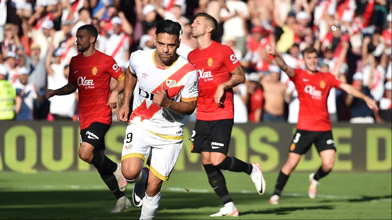 MADRID, SPAIN - SEPTEMBER 30: Radamel Falcao of Rayo Vallecano celebrates after scoring their team's 2nd goal from the penalty spot during the LaLiga EA Sports match between Rayo Vallecano and RCD Mallorca at Estadio de Vallecas on September 30, 2023 in Madrid, Spain. (Photo by Denis Doyle/Getty Images)
