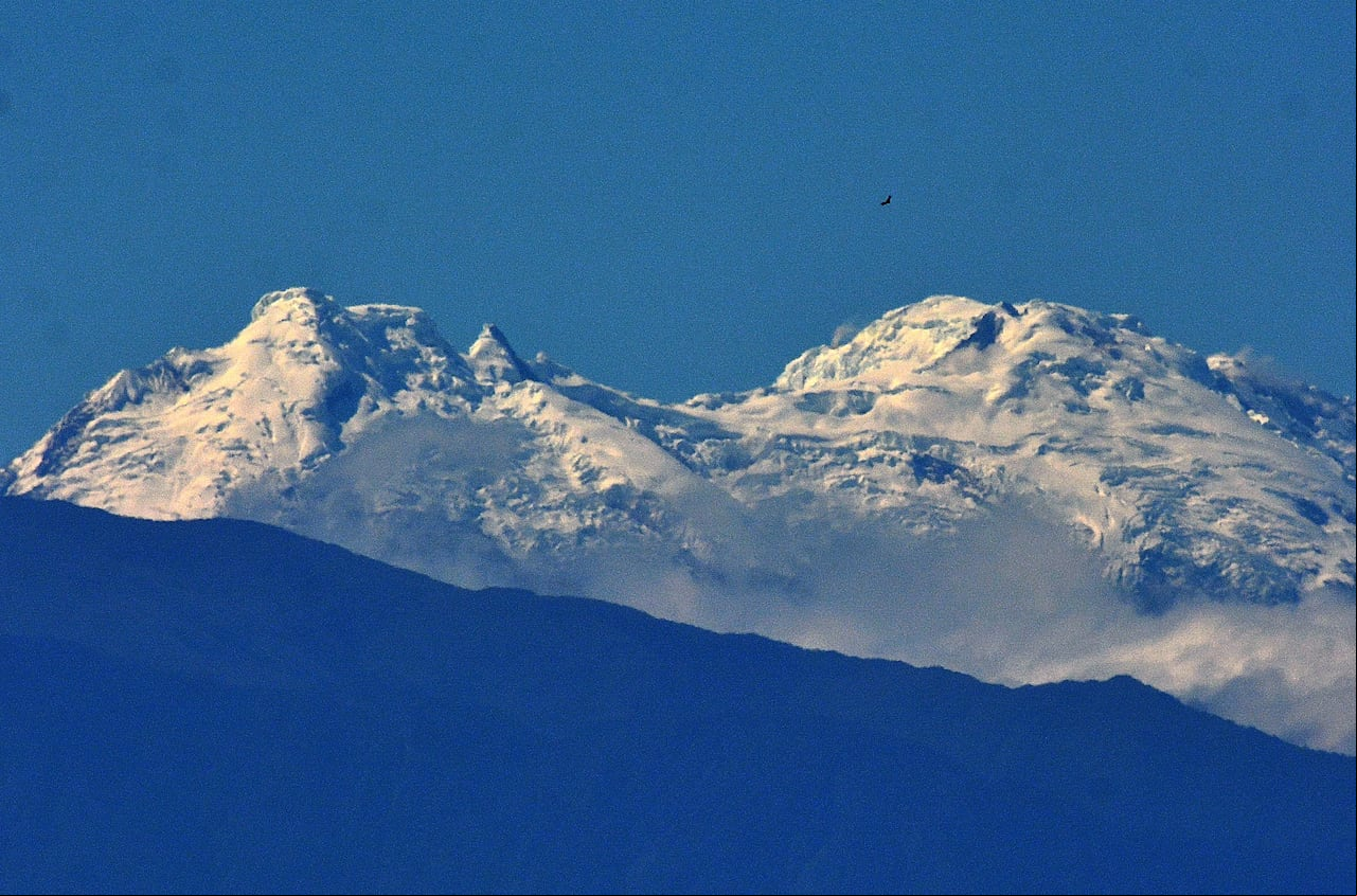 En la mañana de este martes 16 de julio, los habitantes de Cali fueron testigos de un espectáculo natural único cuando el volcán Nevado del Huila emergió entre las cordilleras Central y Occidental, deslumbrando a todos con su presencia.