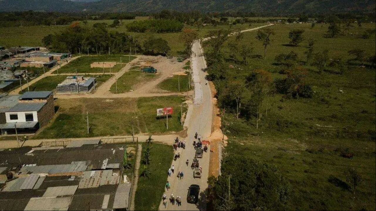 Las comunidades campesinas de la vereda Danubio, Pitalito, alertaron de la existencia de los dos cadáveres en una de las vías de esta población.
