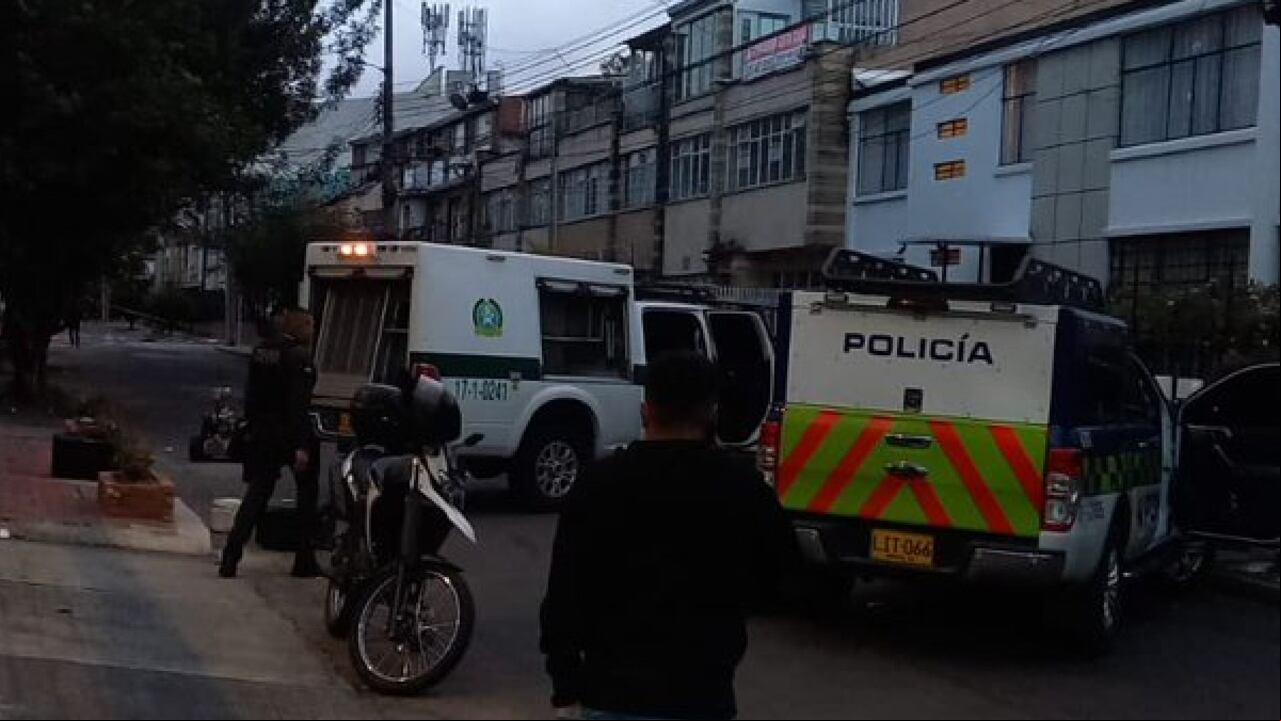 Antiexplosivos de la Policía verifica una maleta con posible artefacto explosivo en Teusaquillo.