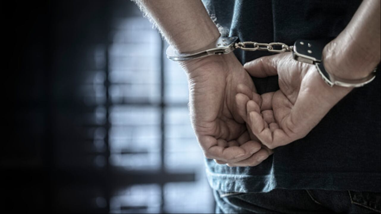 Aunque inicialmente el responsable logró escapar, una acción rápida de la policía, permitió su captura, aunque no se dio a conocer su identidad.
