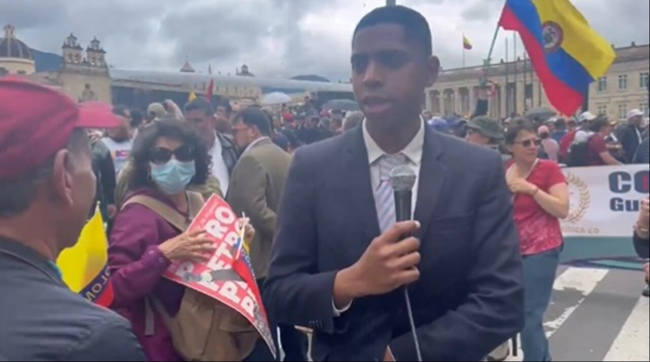 El periodista por más que no lucía prenda alguna de un medio de comunicación en específico, fue increpado por los manifestantes.