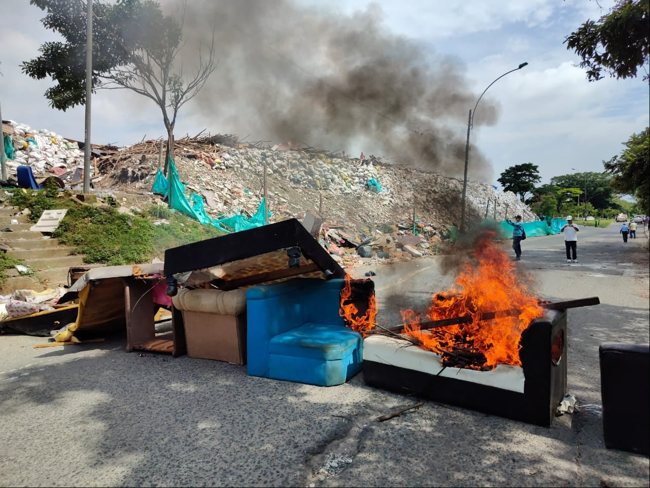 Varios muebles fueron encendidos sobre la importante vía de la capital del Valle.