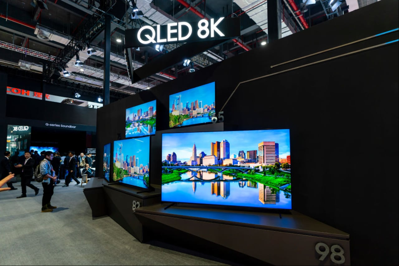 Los televisores Samsung QLED 8K se muestran durante la 2.a Exposición Internacional de Importaciones de China (CIIE) en el Centro Nacional de Convenciones y Exposiciones el 6 de noviembre de 2019 en Shanghai, China (Foto de VCG/VCG vía Getty Images)