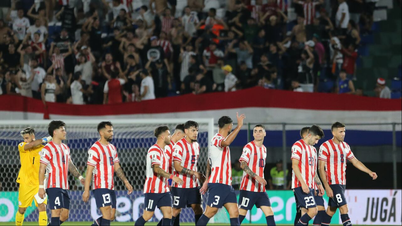 Omar Alderete de Paraguay y sus compañeros de equipo abandonan el campo en el descanso del partido de clasificación para la Copa Mundial de la FIFA 2026 entre Paraguay y Bolivia en el Estadio Defensores del Chaco el 17 de octubre de 2023 en Asunción, Paraguay.