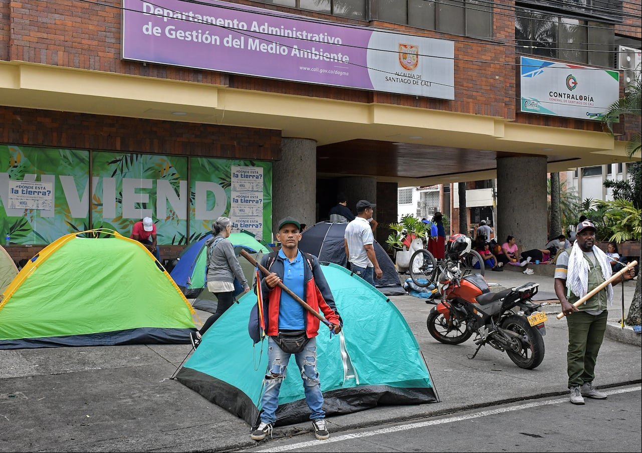 Este viernes 26 de julio, persisten los bloqueos en el barrio Versalles, norte de Cali, impulsados por los integrantes de Minga Popular y Comunitaria de Cali, que exigen “una respuesta efectiva” por parte de la istración, para abordar sus reclamos de vivienda. Ya son cuatro días de platón en esta zona de clínicas y centros médicos. Fotos Raúl Palacios / El Pais