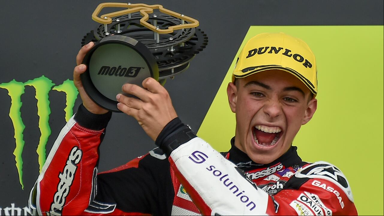El piloto colombiano David Alonso, del Gaviota GASGAS Aspar M3, celebra con un trofeo en el podio tras ganar la carrera de Moto 3 del Gran Premio Británico de Motociclismo en el circuito de Silverstone, en Silverstone, Inglaterra, el domingo 6 de agosto de 2023. (Foto AP/ Rui Vieira)