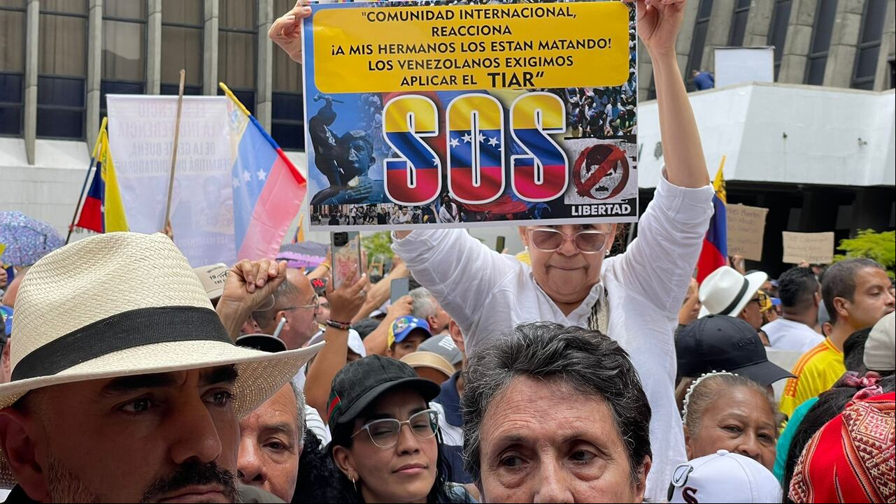 Plantón en Medellín por Venezuela.