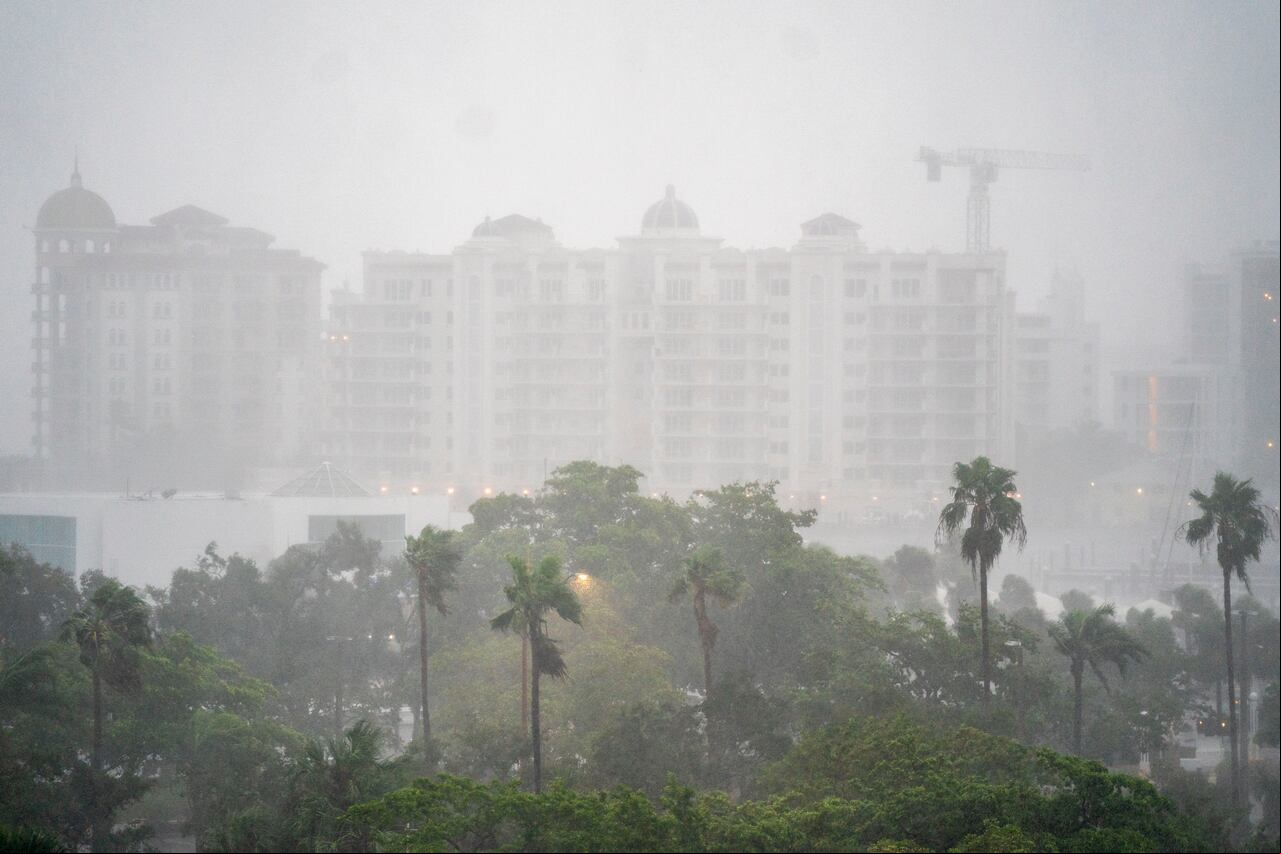 Milton, que llega justo después del reciente huracán catastrófico Helene, afectará la costa central del Golfo de Florida.