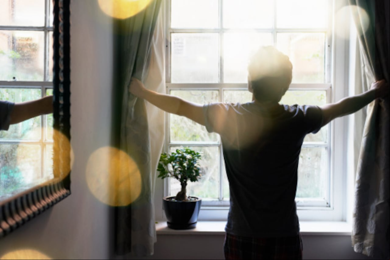 Abrir las ventanas ayudará a que el aire circule y salgan las malas energías.