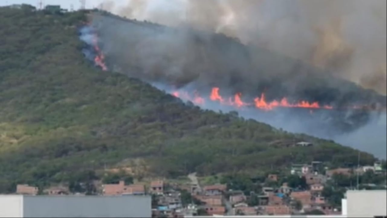 El Cuerpo de Bomberos Voluntarios de Yumbo está atendiendo la emergencia.