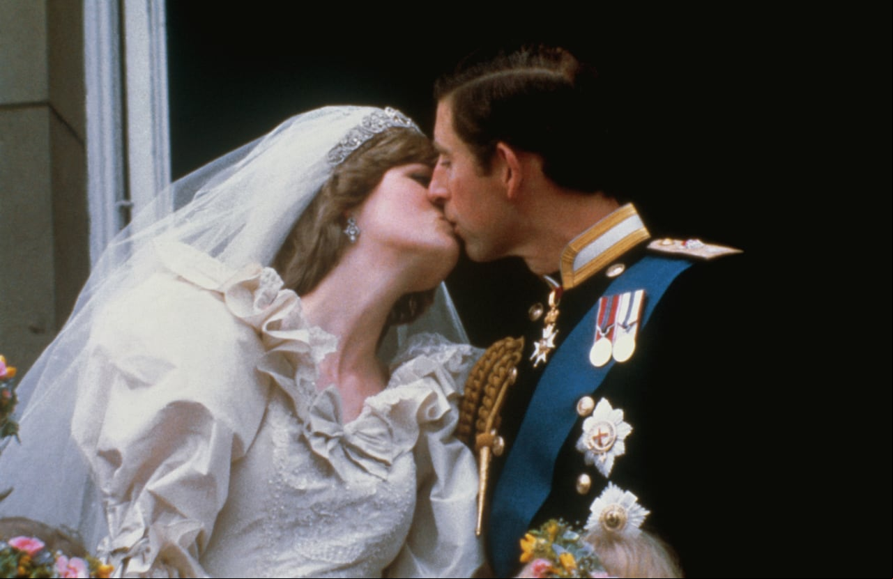 Boda del Príncipe Carlos y Lady Diana Spencer. Muestra el famoso beso en el balcón del Palacio de Buckingham
