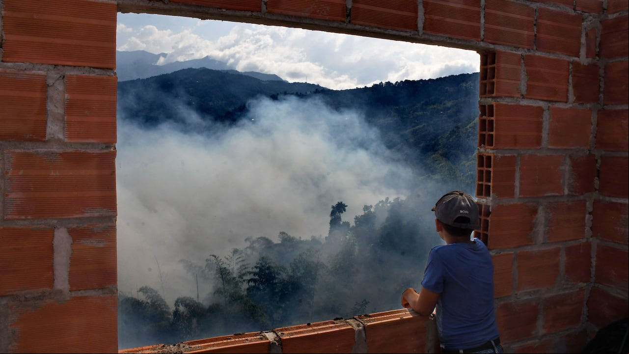 Cali: Un Incendio forestal de gran magnitud se presenta en inmediaciones de Terrón Colorado. foto José Luis Guzmán.