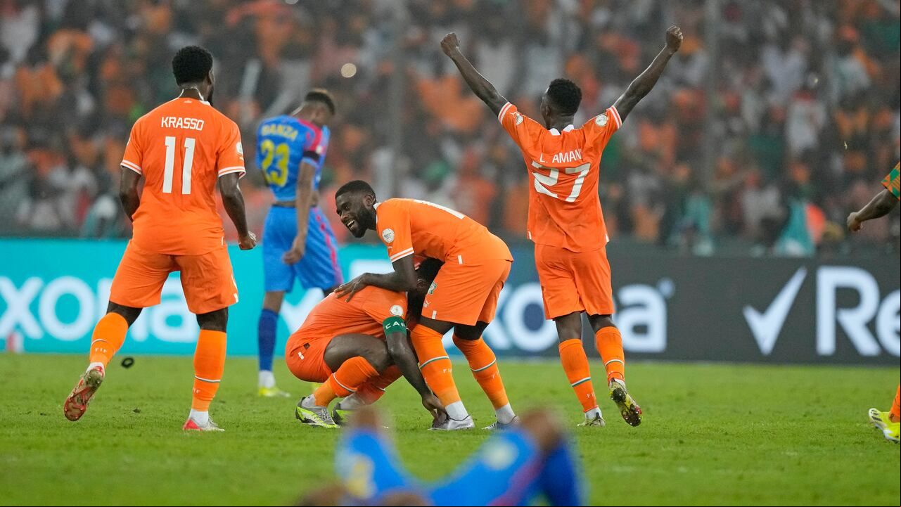 Los jugadores de Costa de Marfil, en el centro superior, celebran después de ganar el partido de fútbol semifinal de la Copa Africana de Naciones entre Costa de Marfil y la República Democrática del Congo, en el Estadio Olímpico de Ebimpe en Abidjan, Costa de Marfil, el miércoles 7 de febrero de 2024. Costa de Marfil ganó el partido 1-0. (Foto AP/Sunday Alamba)