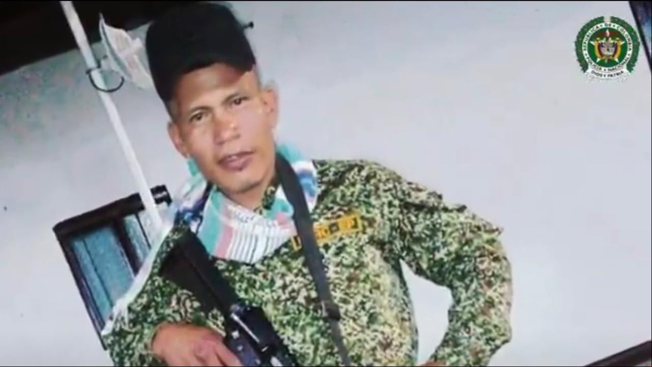 El hombre salía en algunas fotografías con fusiles y camuflado.