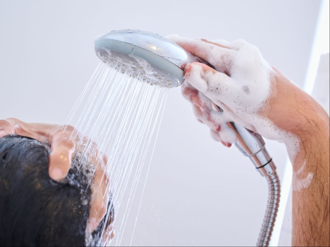 20 de septiembre de 2022, Berlín: ILUSTRACIÓN - Un hombre se para en la ducha de su casa y se lava el pelo (escena planteada). Para muchas personas, la ducha diaria es parte de su rutina diaria, para la higiene personal, pero también como un ritual para sentirse bien en el que no les gusta que interfieran. Foto: Annette Riedl/dpa (Foto de Annette Riedl/Picture Alliance vía Getty Images)